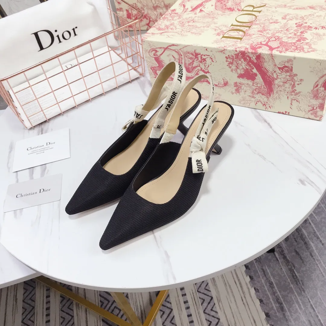 👟👟Ex-factory price 480👟👟 Women's shoes, women's clothing, special material👟👟Ex-factory price 400👠👠✨ ✨ Dior's popular sandals are new🔥 🔥 The same style of the year's most popular Internet celebrities and celebrities💁 💁. The fabric is imported; calf patent leather (special material), the lining and feet are made of calf leather lining🐑. Original molded heel, heel height 10Cm 6.5cm💘 flat bottom 1.5cm, original molded metal outsole with five-pointed star LOGO mark✨. Original bow, 💅 Italian leather outsole. 👄💋 Full set of packaging (clamshell box, cloth bag, card, invoice, one-to-one wrapping paper) 34 40 41 customized
